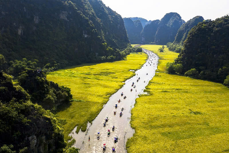 Tam Coc on the 1 day Hoa Lu Tam Coc tour is known as "Ha Long Bay on land"