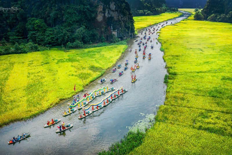 Tourists visit Tam Coc by bamboo boat in an hour and a half