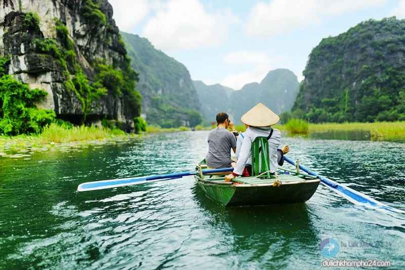 The charming and poetic mountains of Tam Coc