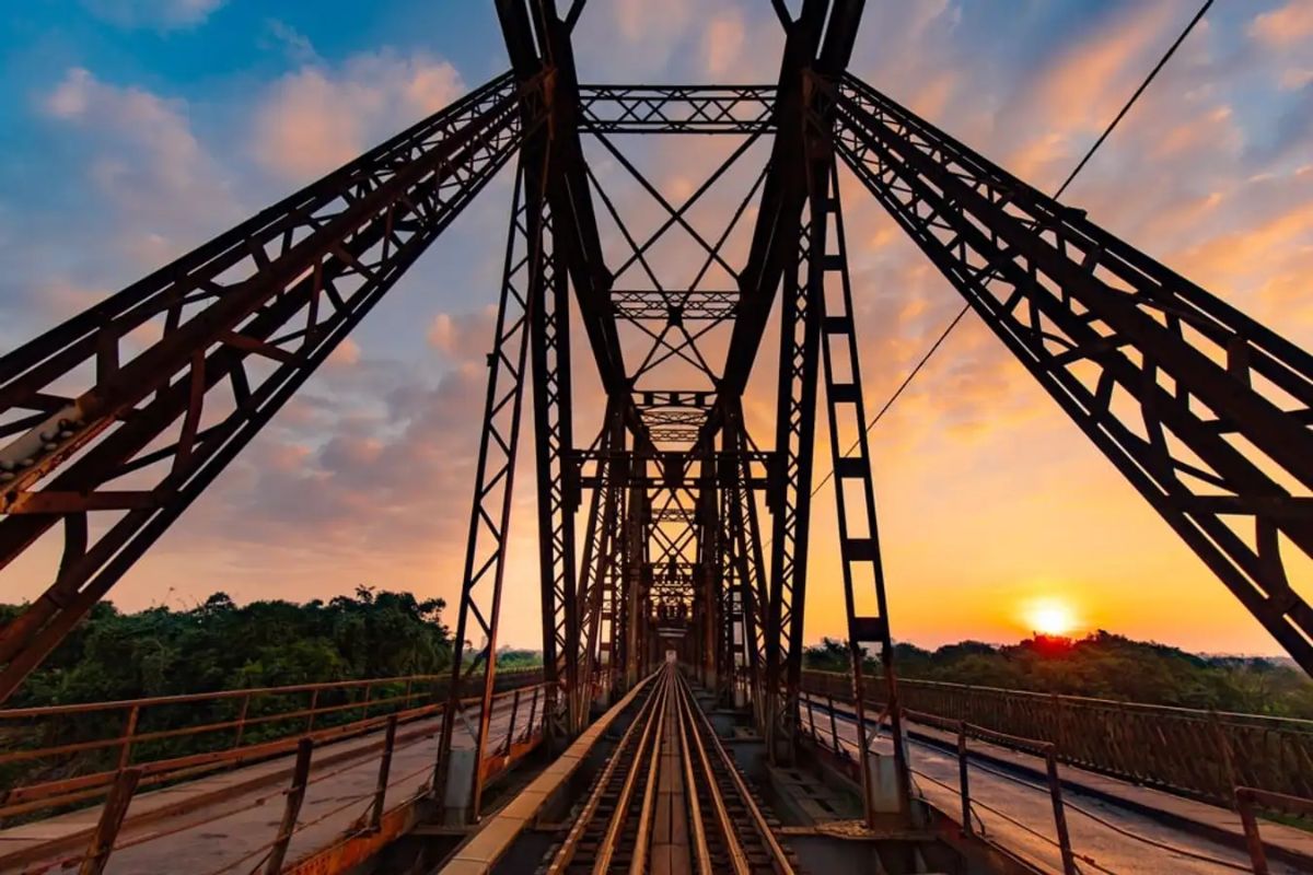 Admire the architecture of Long Bien Bridge