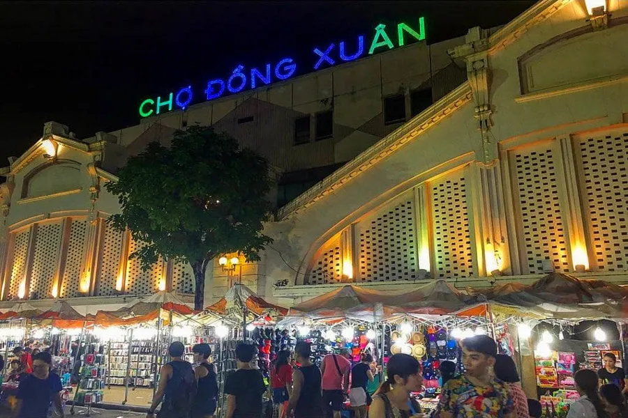 Dong Xuan Market is crowded with many people