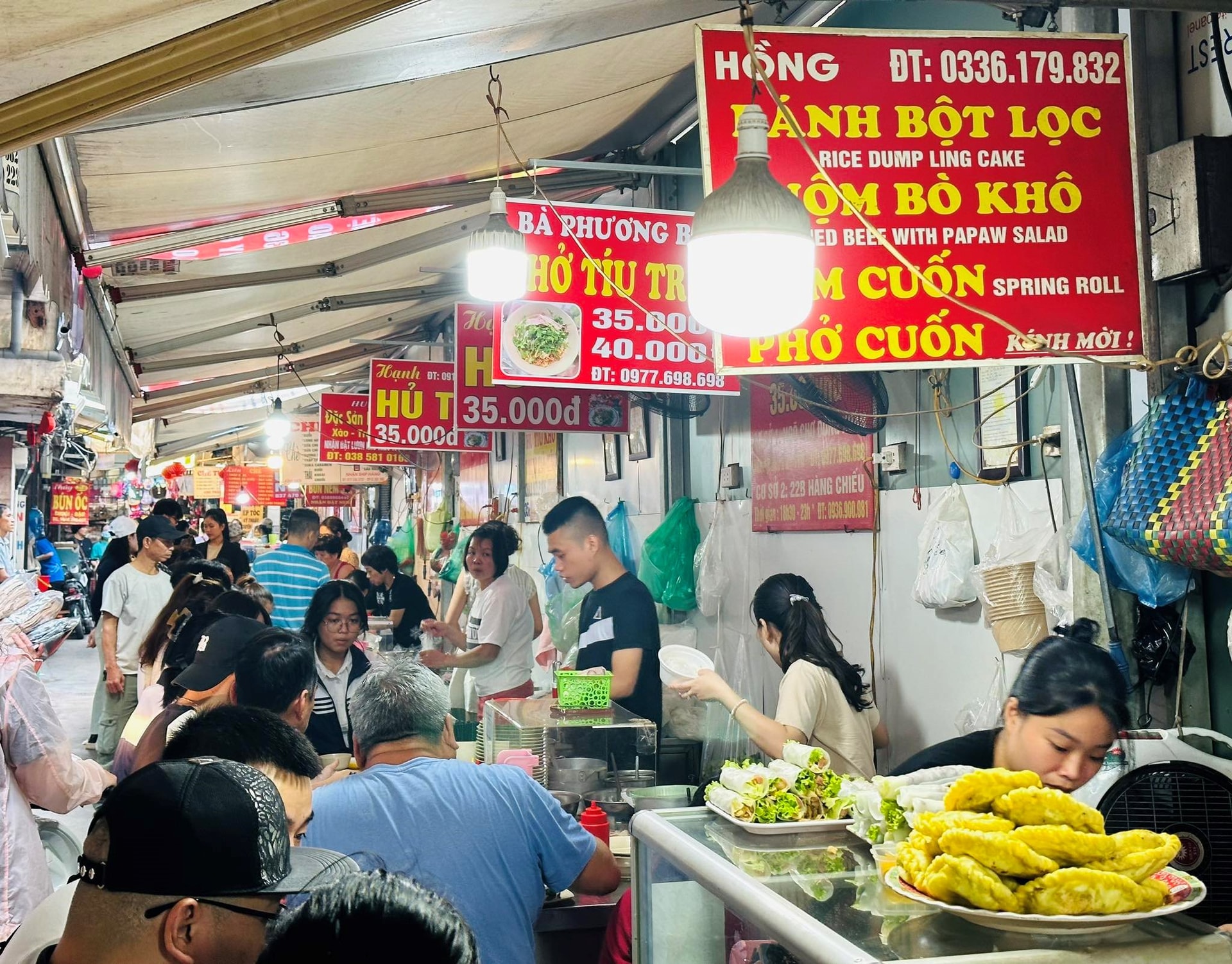 Enjoy delicious food in Dong Xuan market at night