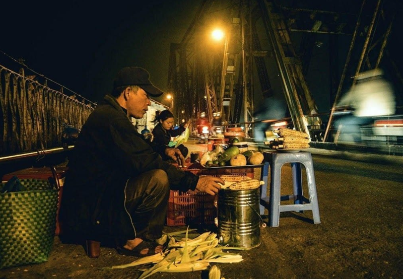 Enjoy grilled corn and sweet potatoes on Long Bien Bridge