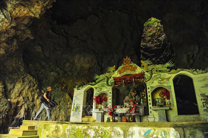 Explore Thien Huong Cave