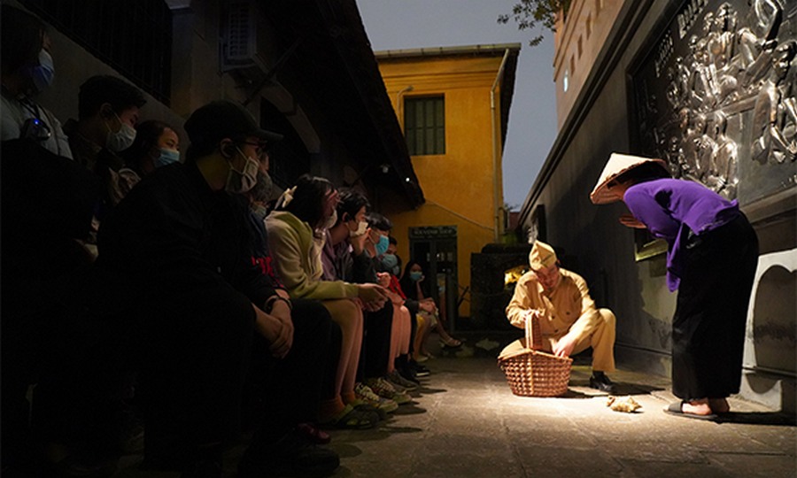 Hoa Lo Prison night tour