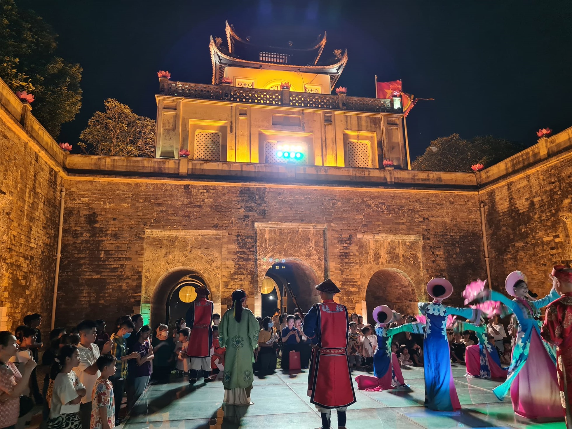 Imperial Citadel of Thang Long night tour