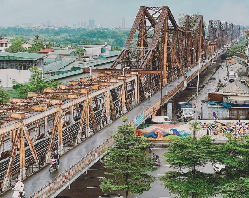 Overview Long Bien Bridge