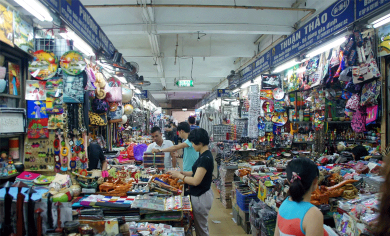 Souvenirs shop in Dong Xuan market