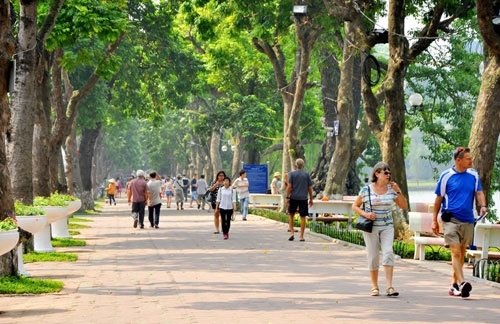 Walking around Hoan Kiem Lake