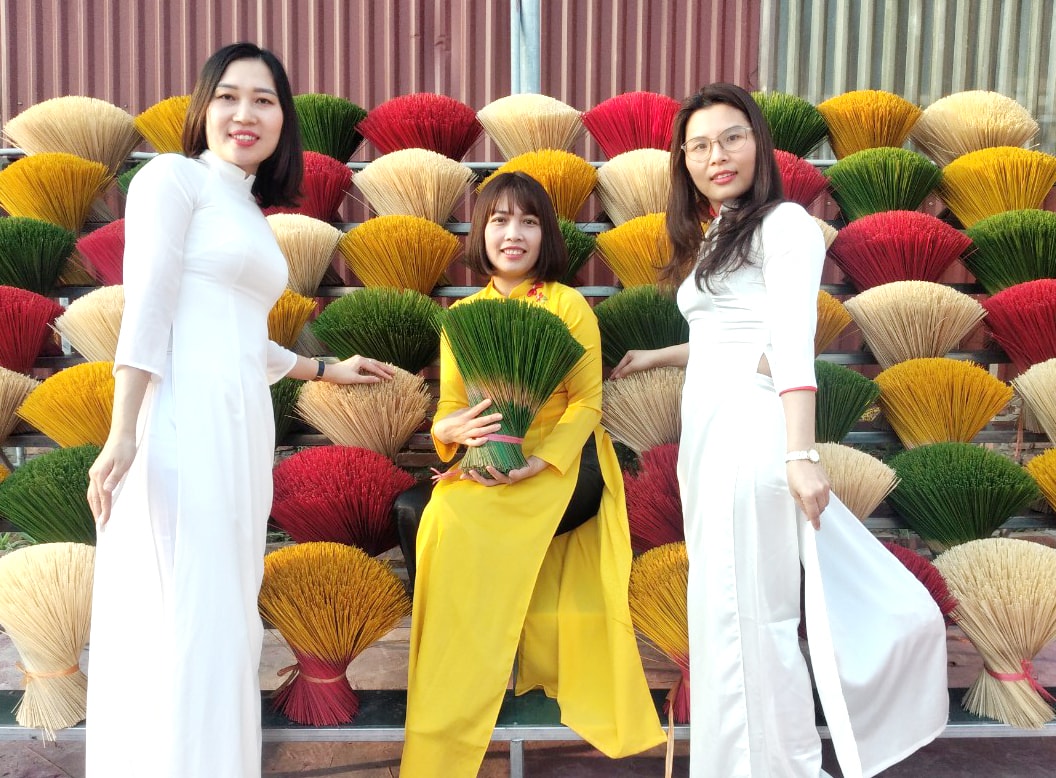 Women in "ao dai" check-in at Quang Phu Cau Incense Village