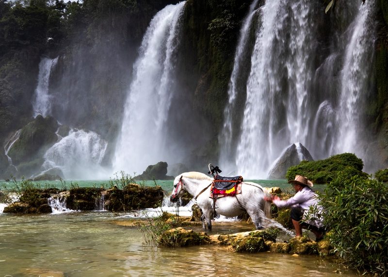 Ban Gioc waterfall looking up from below