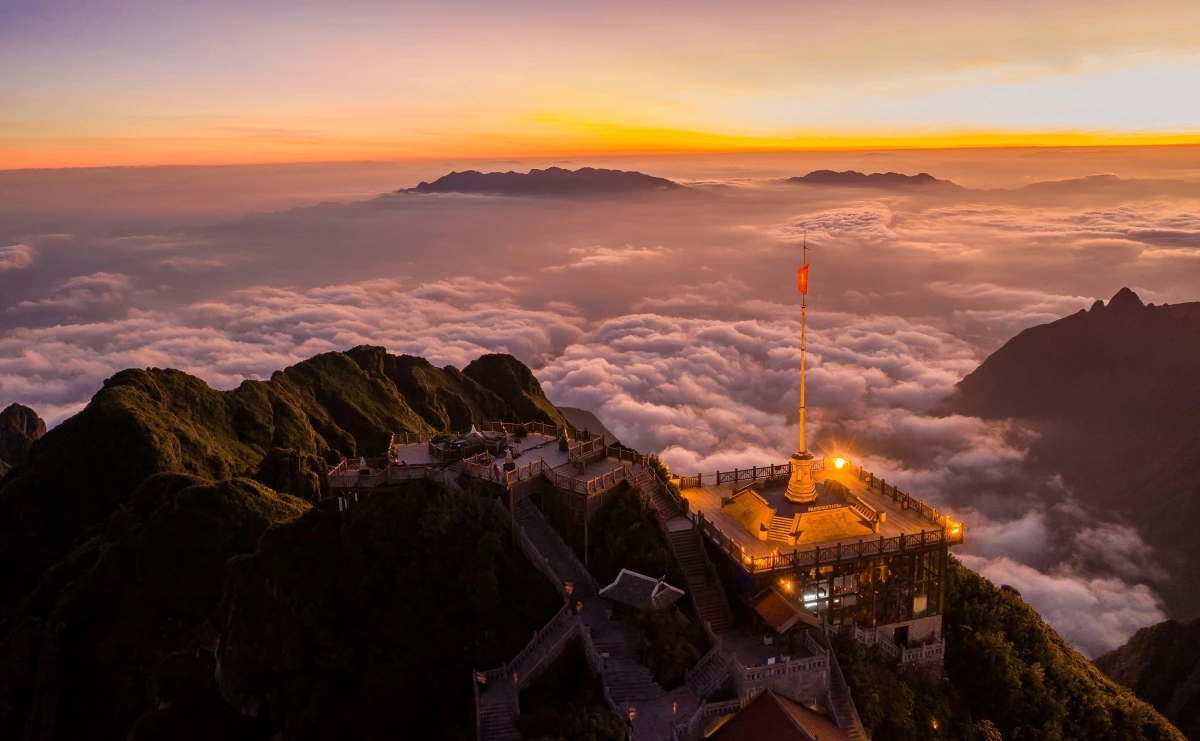 Cloud hunting on Fansipan peak