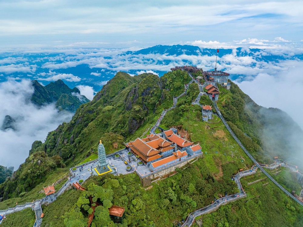 Overiew Fansipan peak Sapa