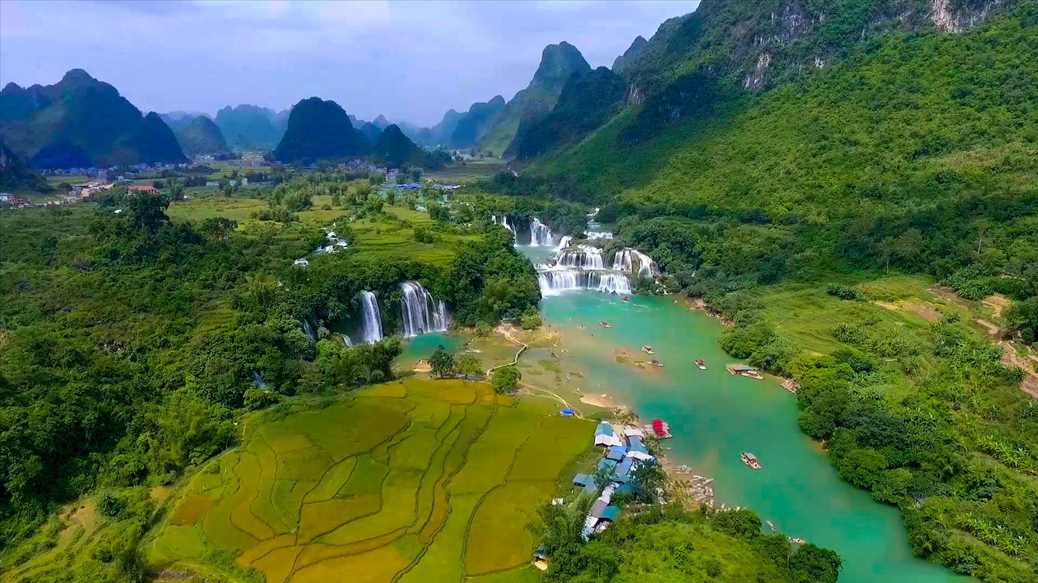 Overview Ban Gioc Waterfall Cao Bang