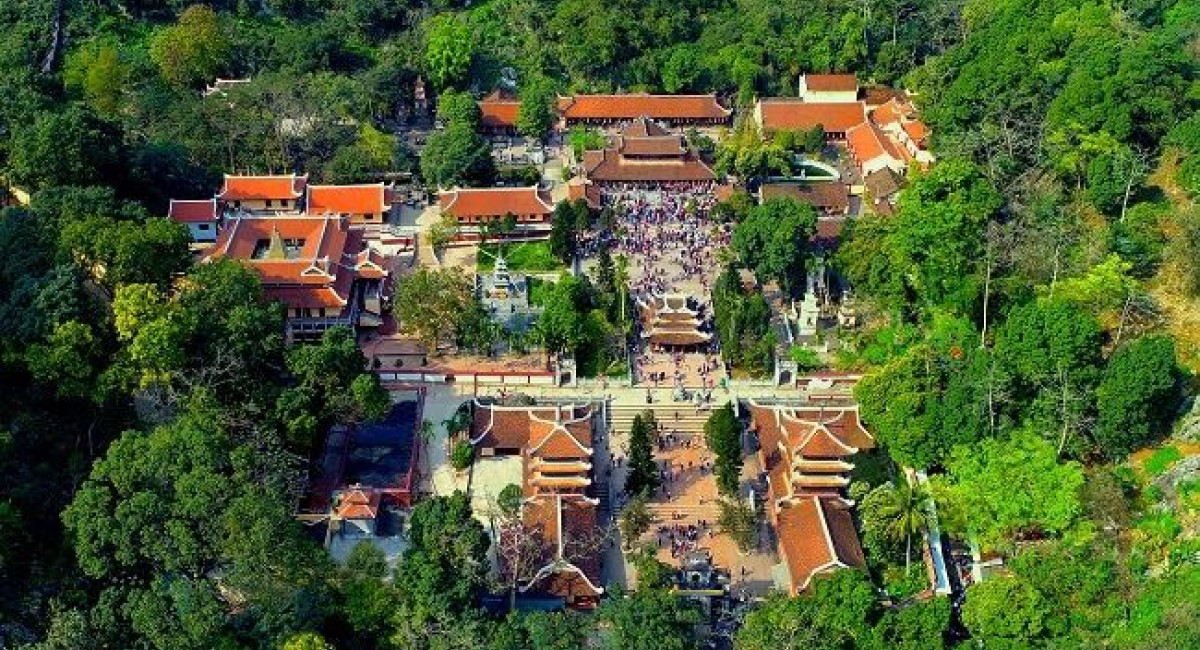 Overview Huong Pagoda