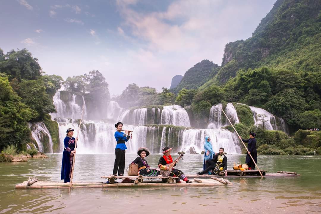 Performing arts on bamboo boats