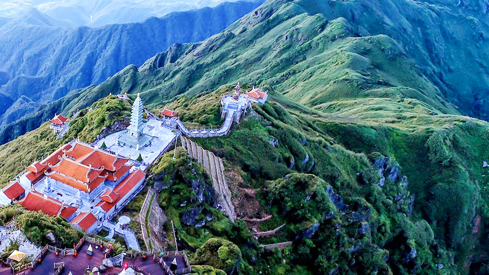 See many pagodas and mountains from the top of Fansipan peak