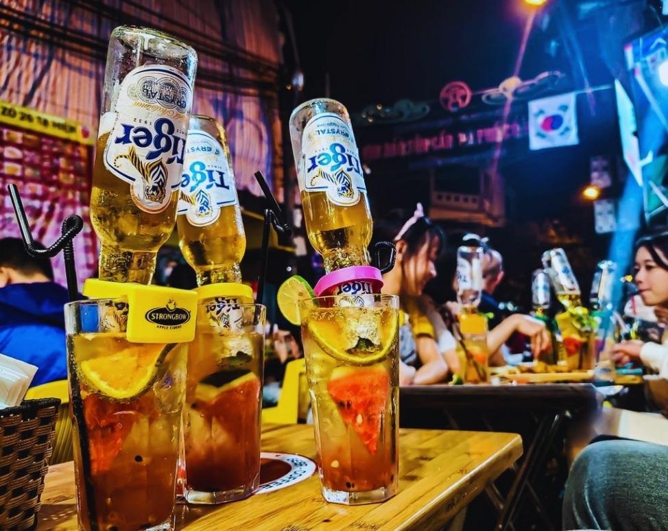 Ta Hien Beer Street by night