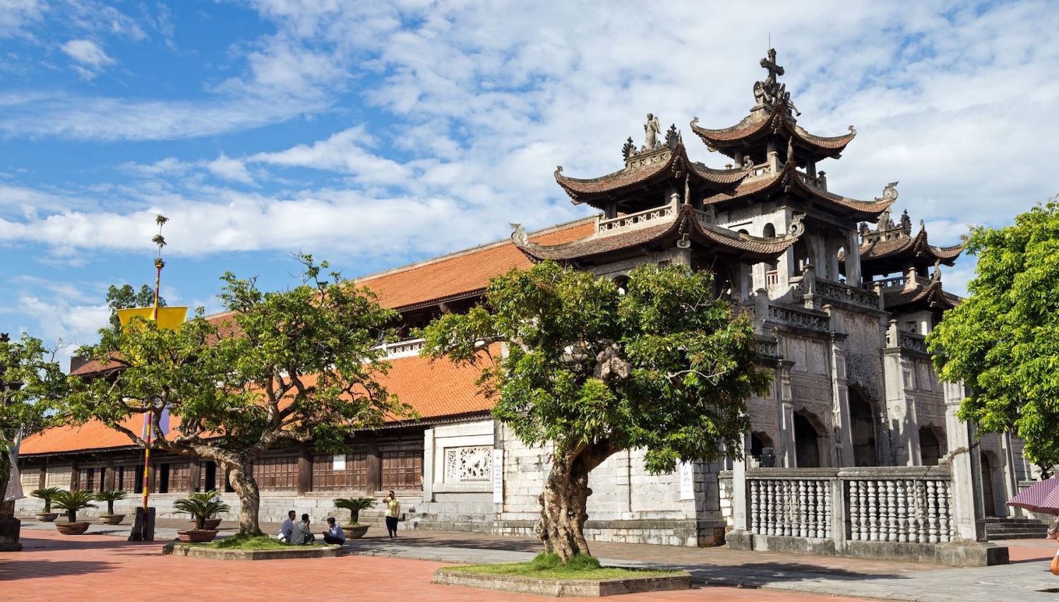 The architecture of Phat Diem Cathedral is like a pagoda