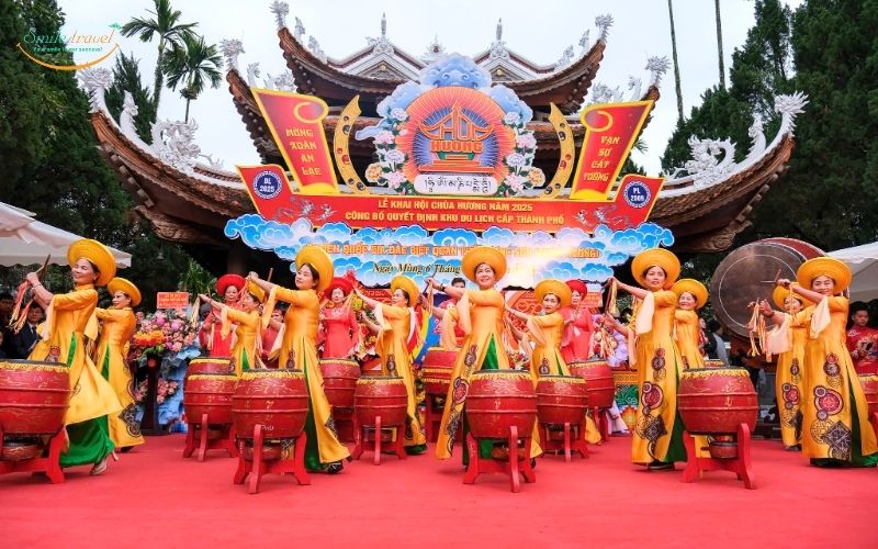 Festival in Huong Pagoda