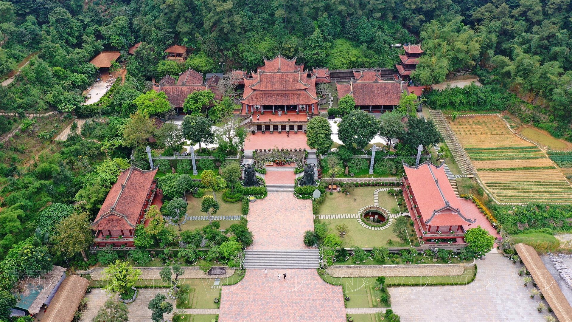 Dia Tang Phi Lai Tu Pagoda from above