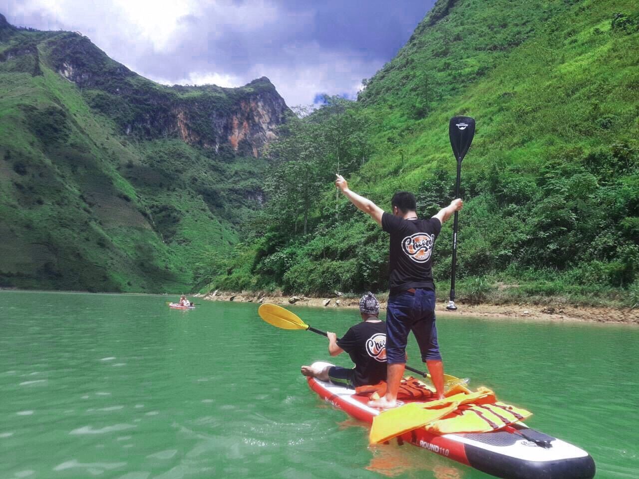 Kayaking on Nho Que River