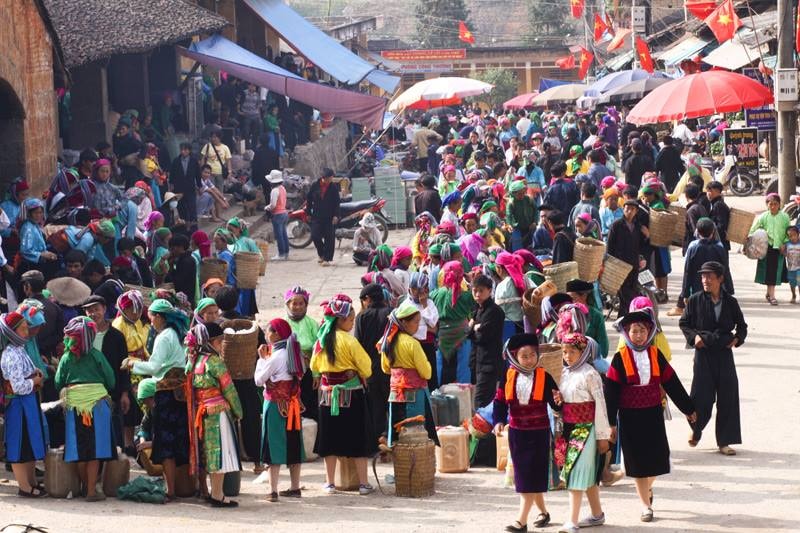 Khau Vai Love Market is crowded with many people