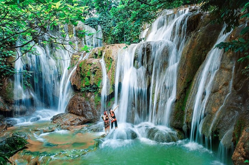 Majestic Dai Yem waterfall in Moc Chau