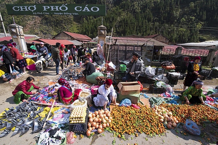 Market near Ma Pi Leng Pass