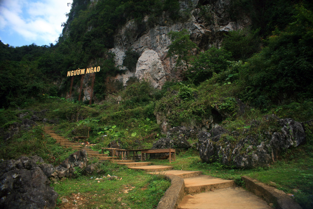 Nguom Ngao Cave