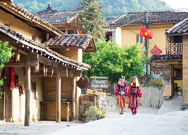 People in Lo Lo Chai Village