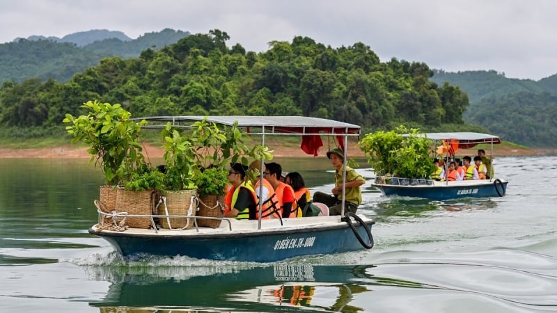 Sit on a boat on the Muc River