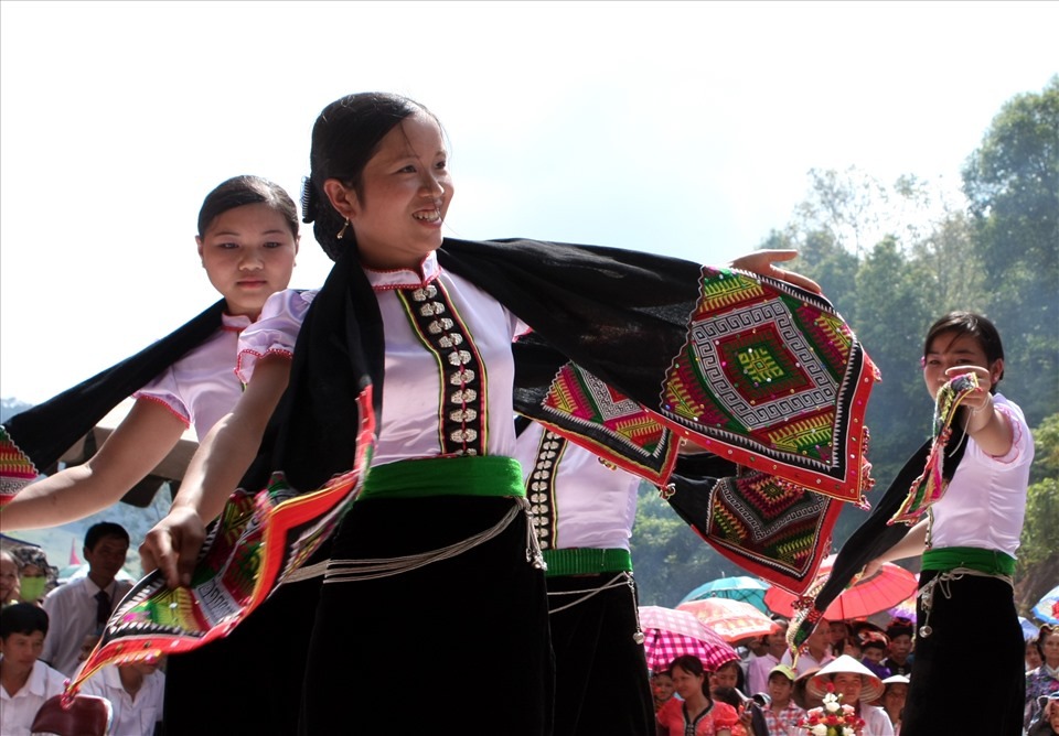 The famous dance of the white Thai people