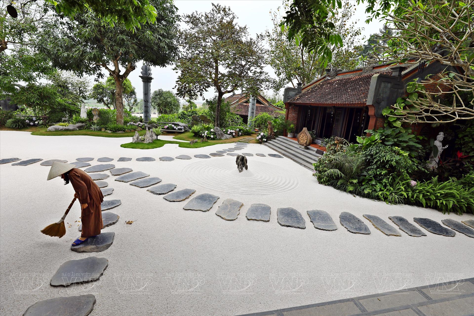 The pagoda grounds always have regular cleaners