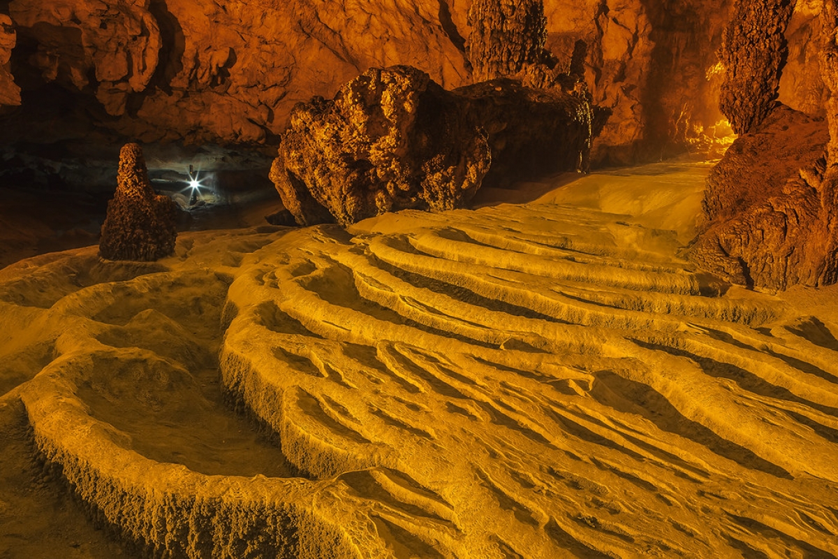 The unique of Nguom Ngao Cave