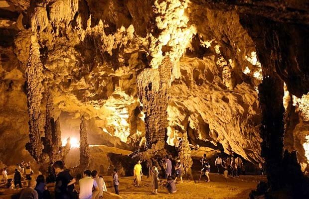 Tourists discover Nguom Ngao Cave