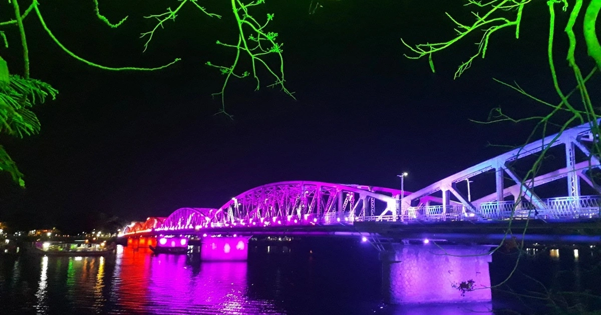 Truong Tien Bridge at night