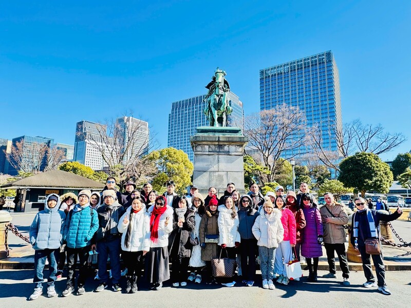 Tourists on Japan tour of Nhatban AZ