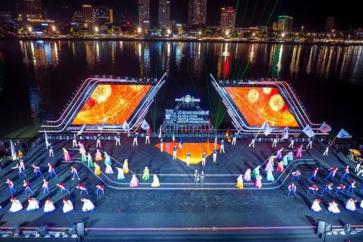 The stage with a part floating on the Han River