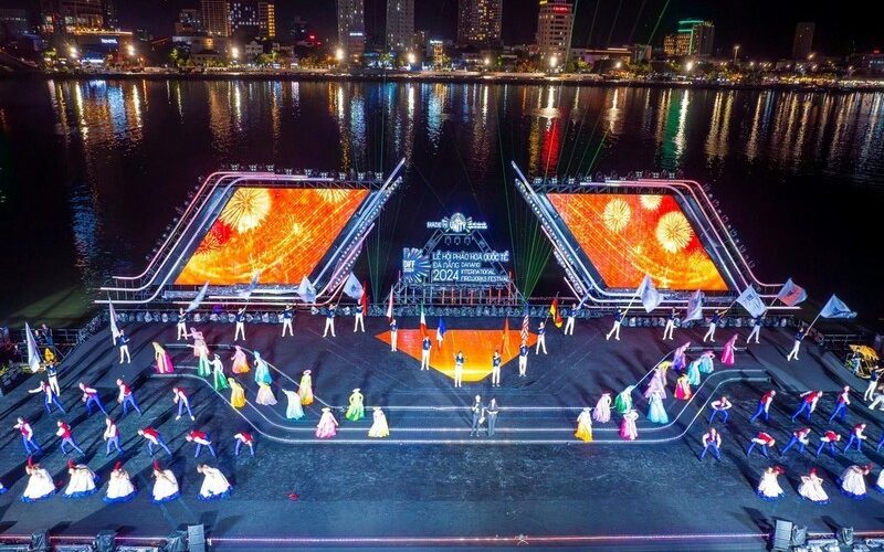 The stage with a part floating on the Han River