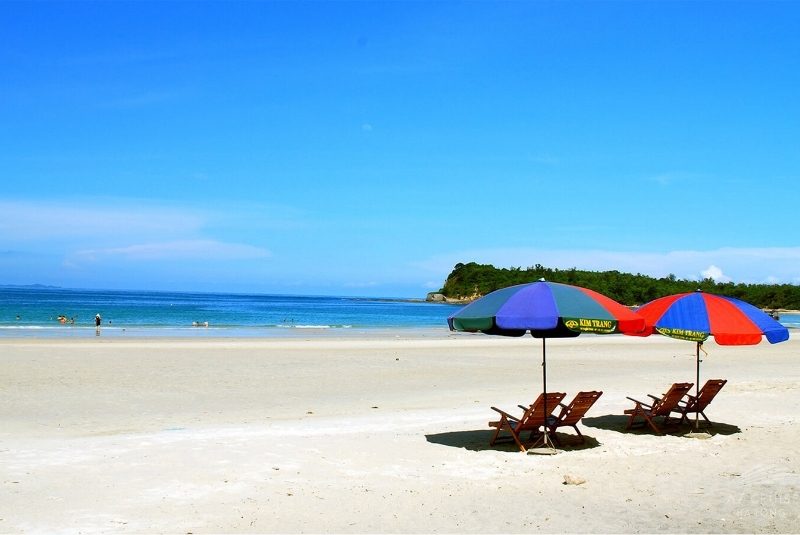Bai Chay is an artificial beach in Quang Ninh province with a coastline of about 1000 meters Bai Chay is an artificial beach in Quang Ninh province with a coastline of about 1000 meters