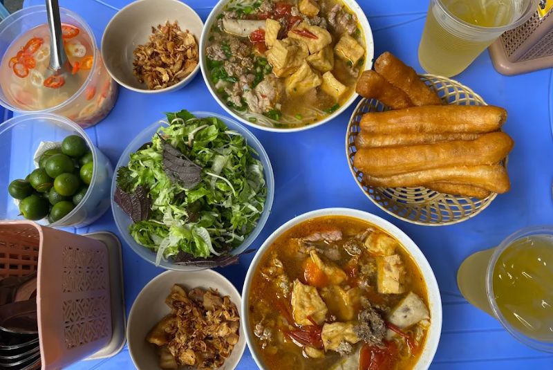 Bún riêu sườn sụn Trang - Street food tour Hanoi Vietnam Bún riêu sườn sụn Trang - Street food tour Hanoi Vietnam