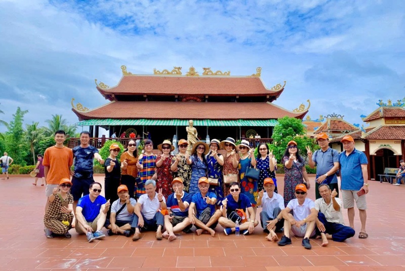 Hoang Viet Travel provides the perfect travel experience for customers Hoang Viet Travel provides the perfect travel experience for customers