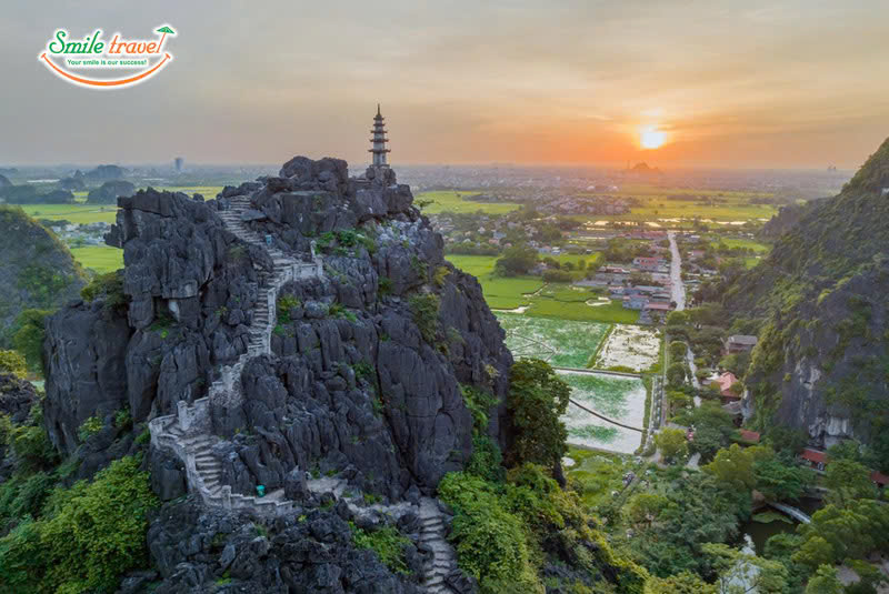 Tourists of Hoa Lu Tam Coc Mua Cave 1 day tour must to walk a lot Tourists of Hoa Lu Tam Coc Mua Cave 1 day tour must to walk a lot
