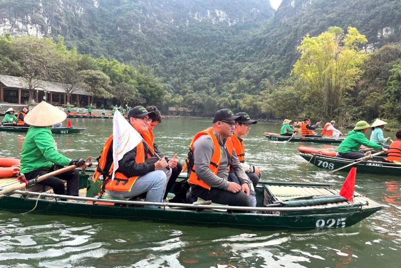 Tourists of Smile Travel participate in kayaking in Halong Bay Tourists of Smile Travel participate in kayaking in Halong Bay