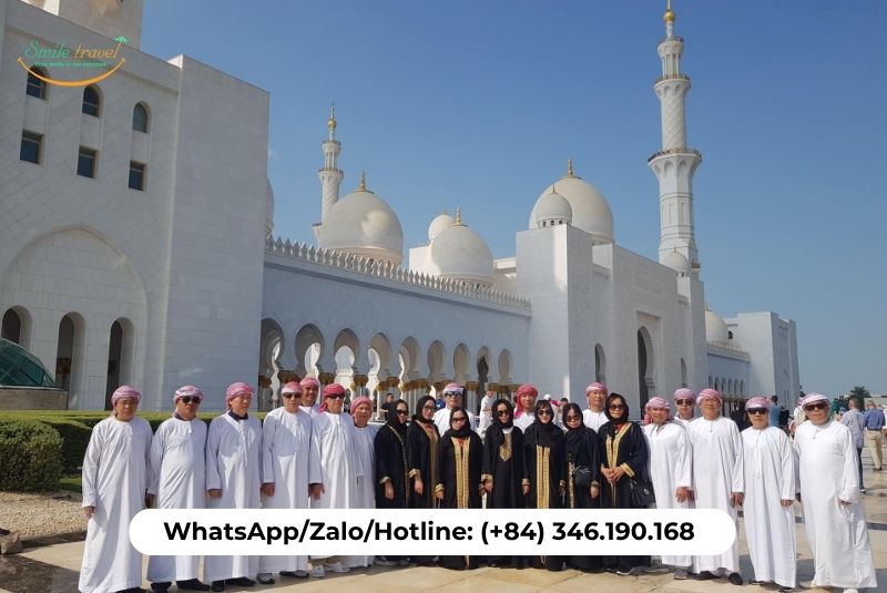Tourists on Dubai tour of Smile Travel Co., Ltd Tourists on Dubai tour of Smile Travel Co., Ltd