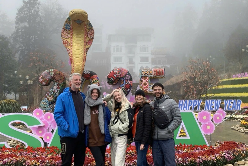 The radiant smiles of tourists on Smile Travel's tour The radiant smiles of tourists on Smile Travel's tour