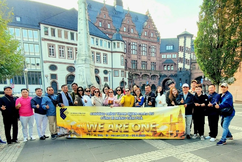 Tourists on European tours of Vietravel Tourists on European tours of Vietravel