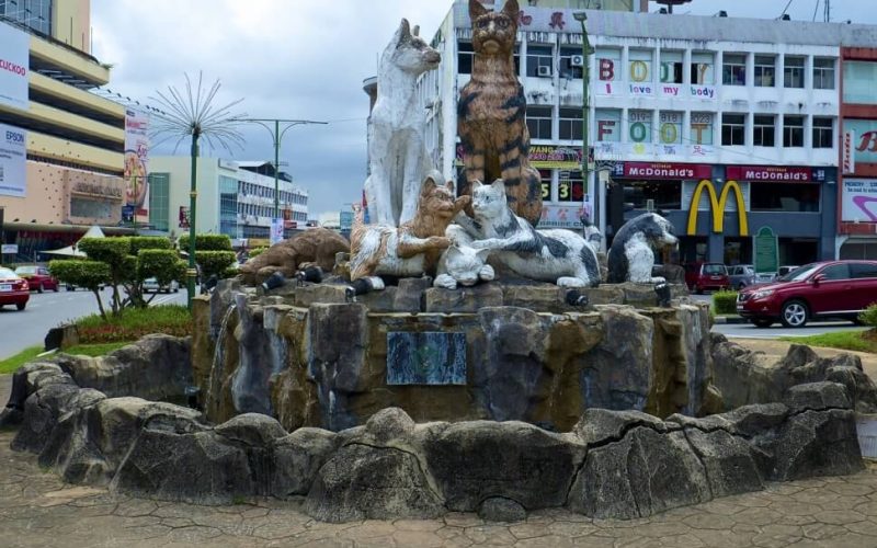 Cat_statues_in_honour_of_Cat_City_Kuching