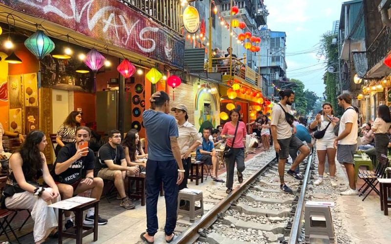 cafe duong tau hanoi
